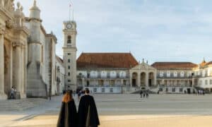 Universidade de Coimbra quer deixar de fazer exames em papel em 2023/24&nbsp;