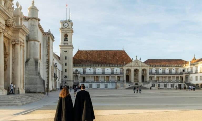 Universidade de Coimbra quer deixar de fazer exames em papel em 2023/24&nbsp;