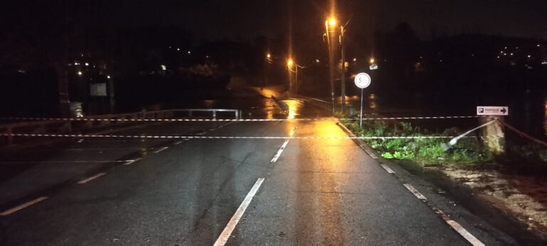 Mau tempo: Subida do caudal do rio Ave obriga a cortar ponte em Guimarães&nbsp;