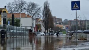Bombeiros recebem 150 pedidos de ajuda por inundações em duas horas no Porto 