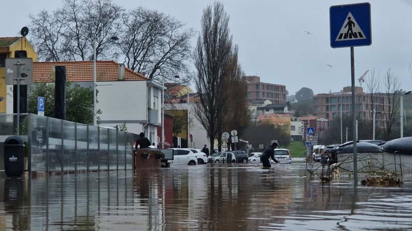 Bombeiros recebem 150 pedidos de ajuda por inundações em duas horas no Porto&nbsp;