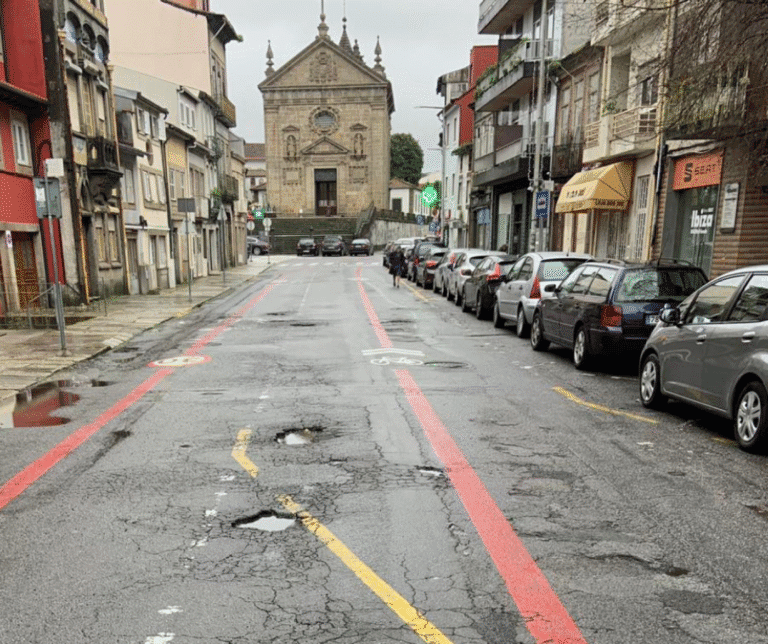 PS.&nbsp;Não há memoria de tantas vias "esburacadas" no concelho de Braga