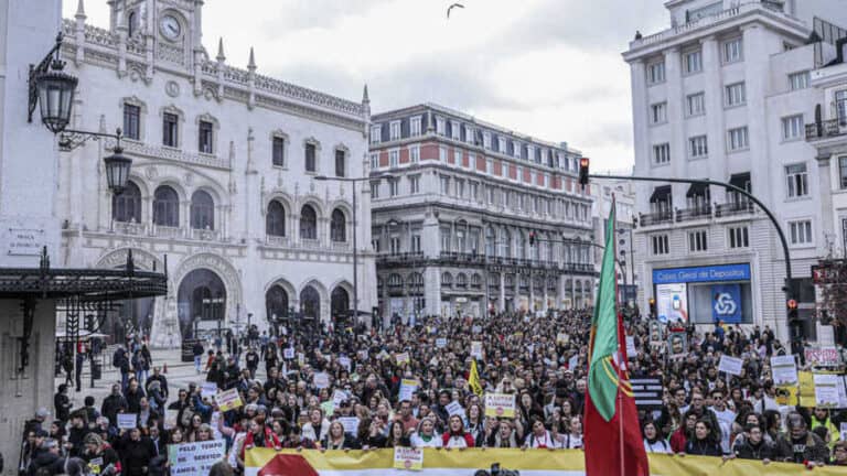 Professores consideram manifestação "histórica" e prometem continuar a luta