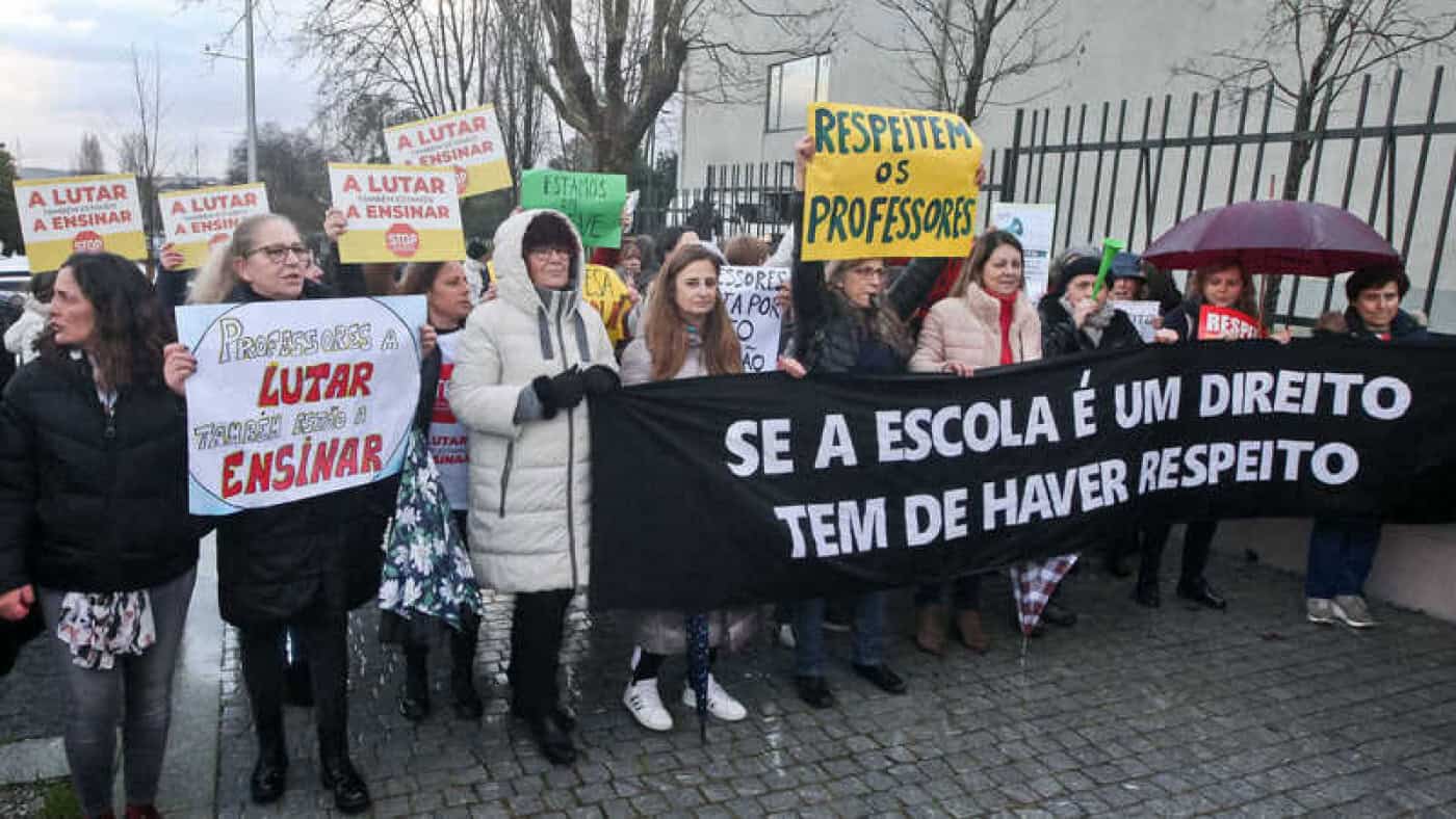 Greve por distritos: professores e alunos continuam o protesto em Aveiro&nbsp;