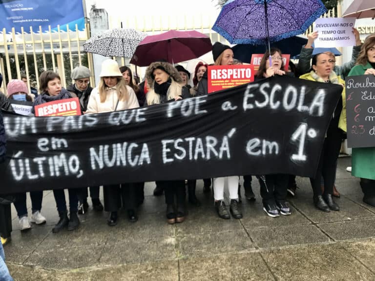 Centenas de professores concentram-se à porta das escolas de Braga