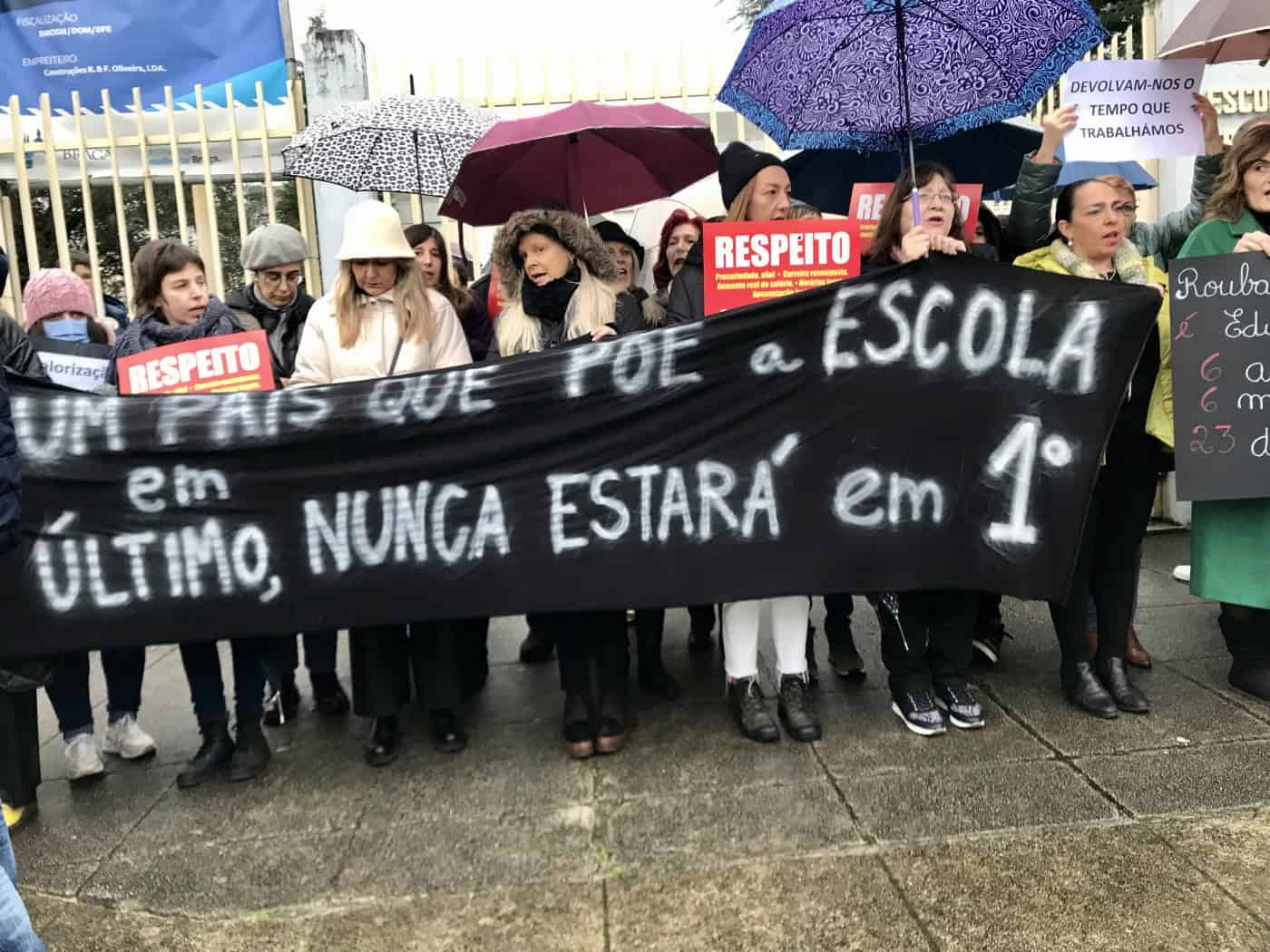 Centenas de professores concentram-se à porta das escolas de Braga