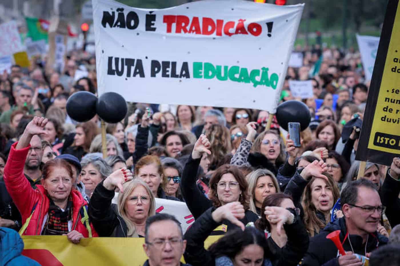 Professores e Governo continuam negociações em dia de protesto junto ao Ministério