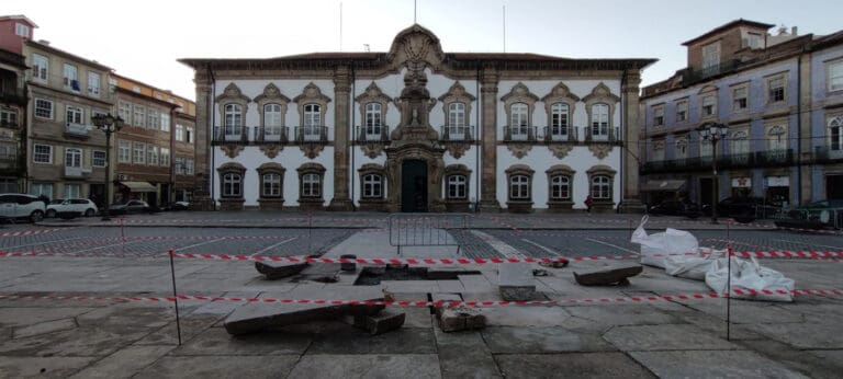 Pisos da Avenida Central, Praça do Município e estradas mereceram fortes críticas