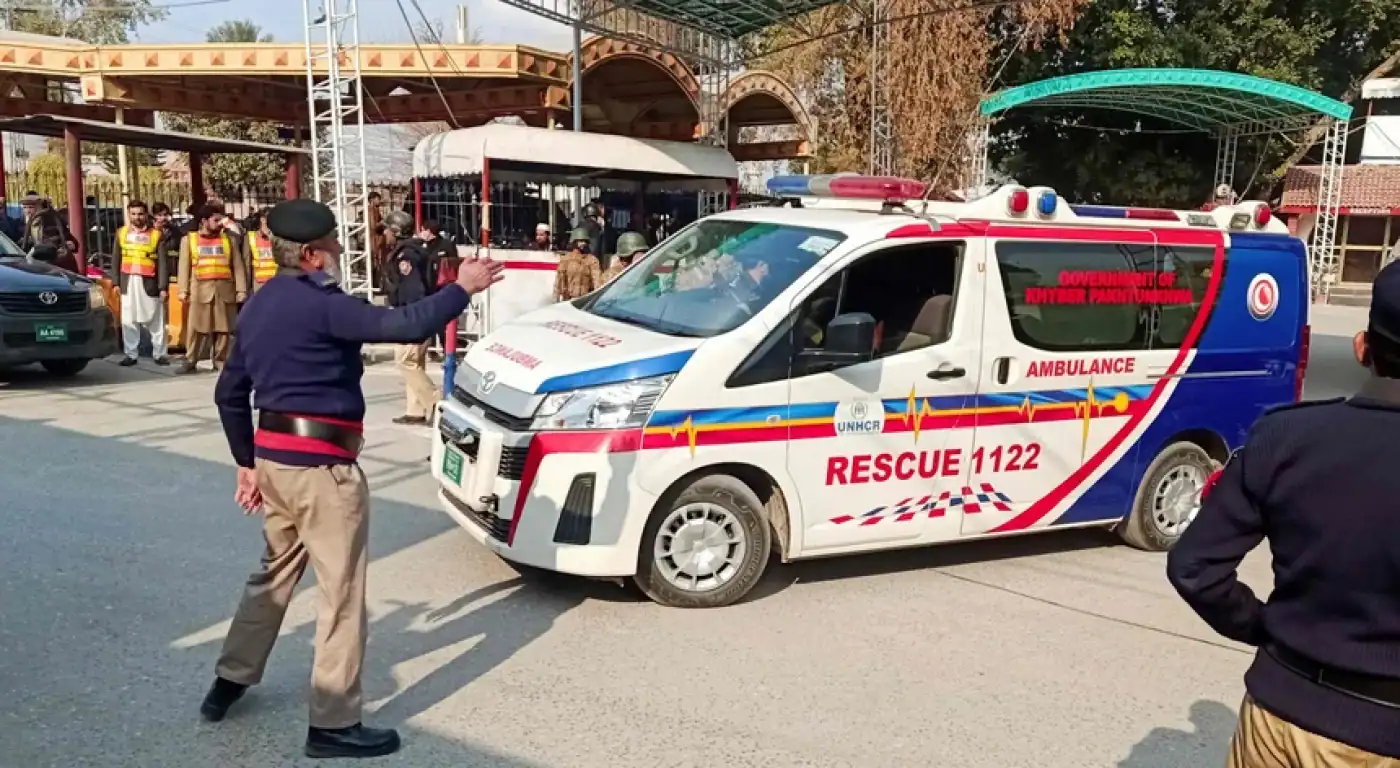 Paquistão. Explosão em mesquita faz pelo menos 28 mortos e 150 feridos&nbsp;