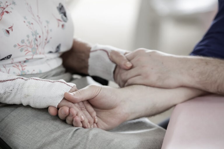 Maioria dos cuidadores informais precisa de apoio psicológico urgente