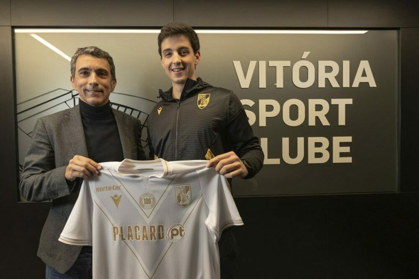 Vitória SC contrata médio Manu Silva