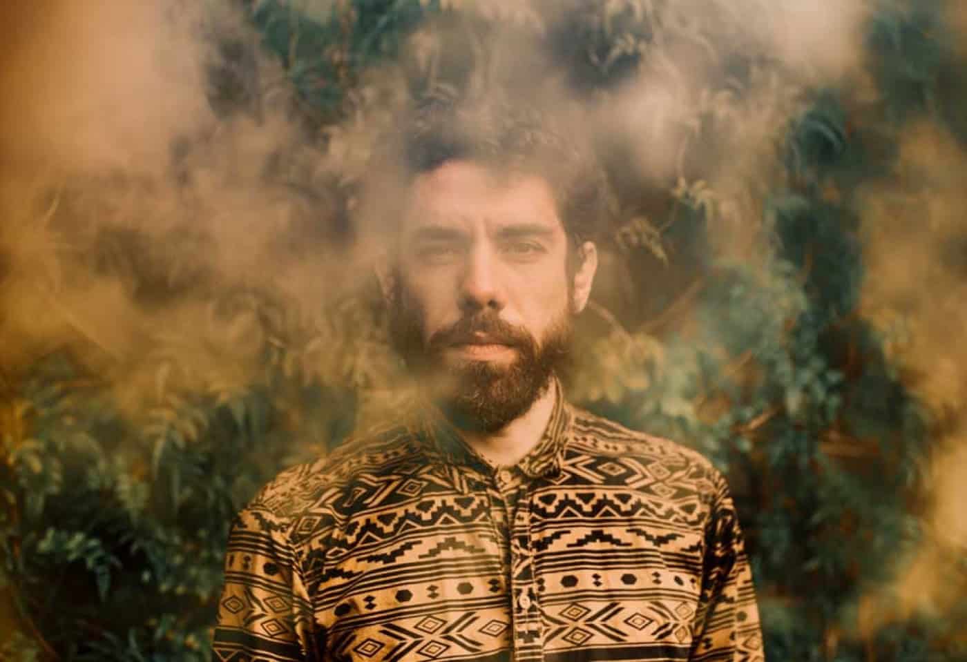 Luca Argel apresenta espetáculo com música, história e imagem no Theatro Circo