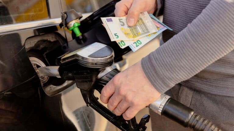 Combustíveis descem esta segunda-feira&nbsp;