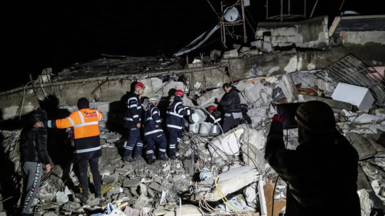 Número de mortos no sismo na Turquia e Síria ultrapassa 4.300&nbsp;