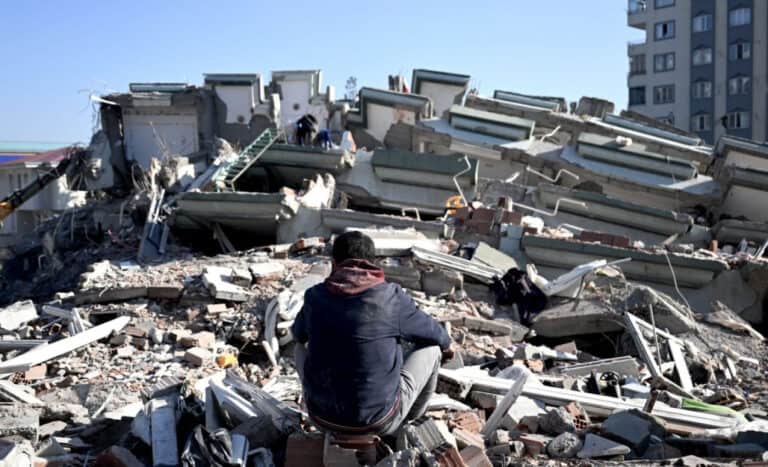 Novo balanço do sismo na Turquia e Síria ultrapassa 21 mil mortos&nbsp;