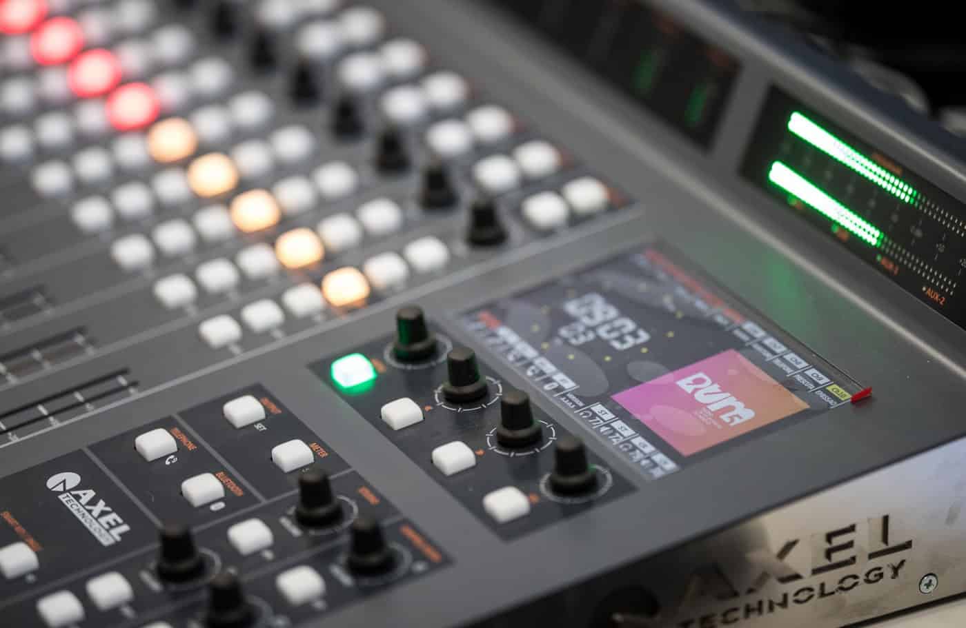 RUM celebra Dia Mundial da Rádio com conversas, reportagens e músicas alusivas à paz