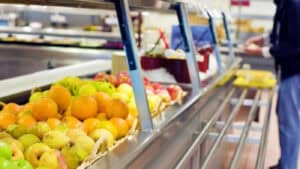 Inflação leva mais estudantes a recorrer a refeições sociais