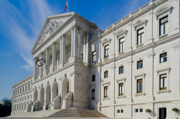 Parlamento manifesta “total solidariedade” a Kiev com PCP isolado no voto contra