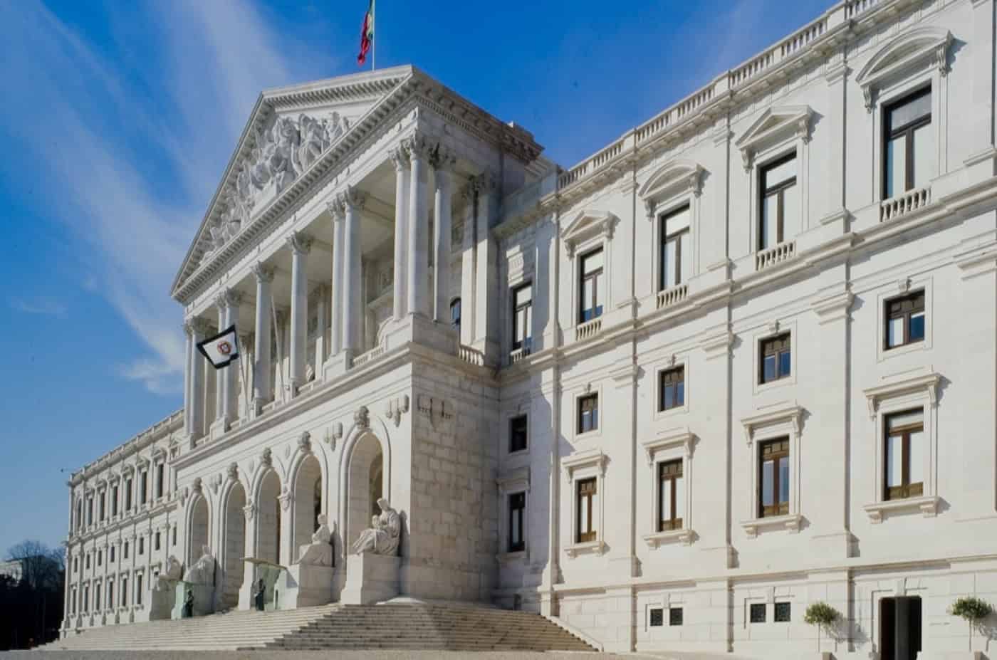 Parlamento manifesta “total solidariedade” a Kiev com PCP isolado no voto contra