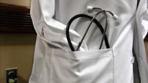 Um em cada quatro médicos tem mais de 65 anos e 5.000 vão aposentar-se até 2030 