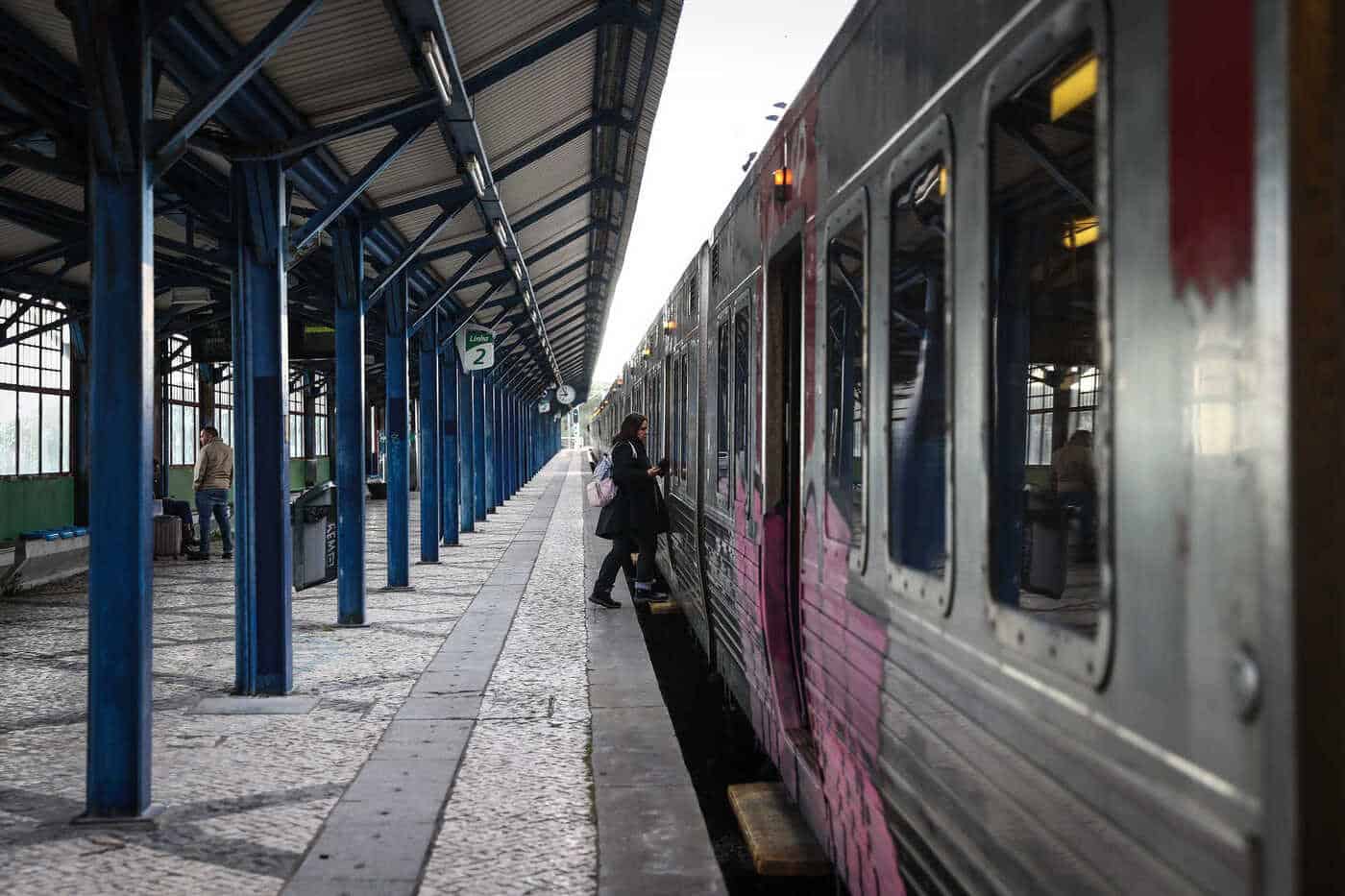 Greve de trabalhadores levou à supressão de 145 comboios da CP até às 08:00