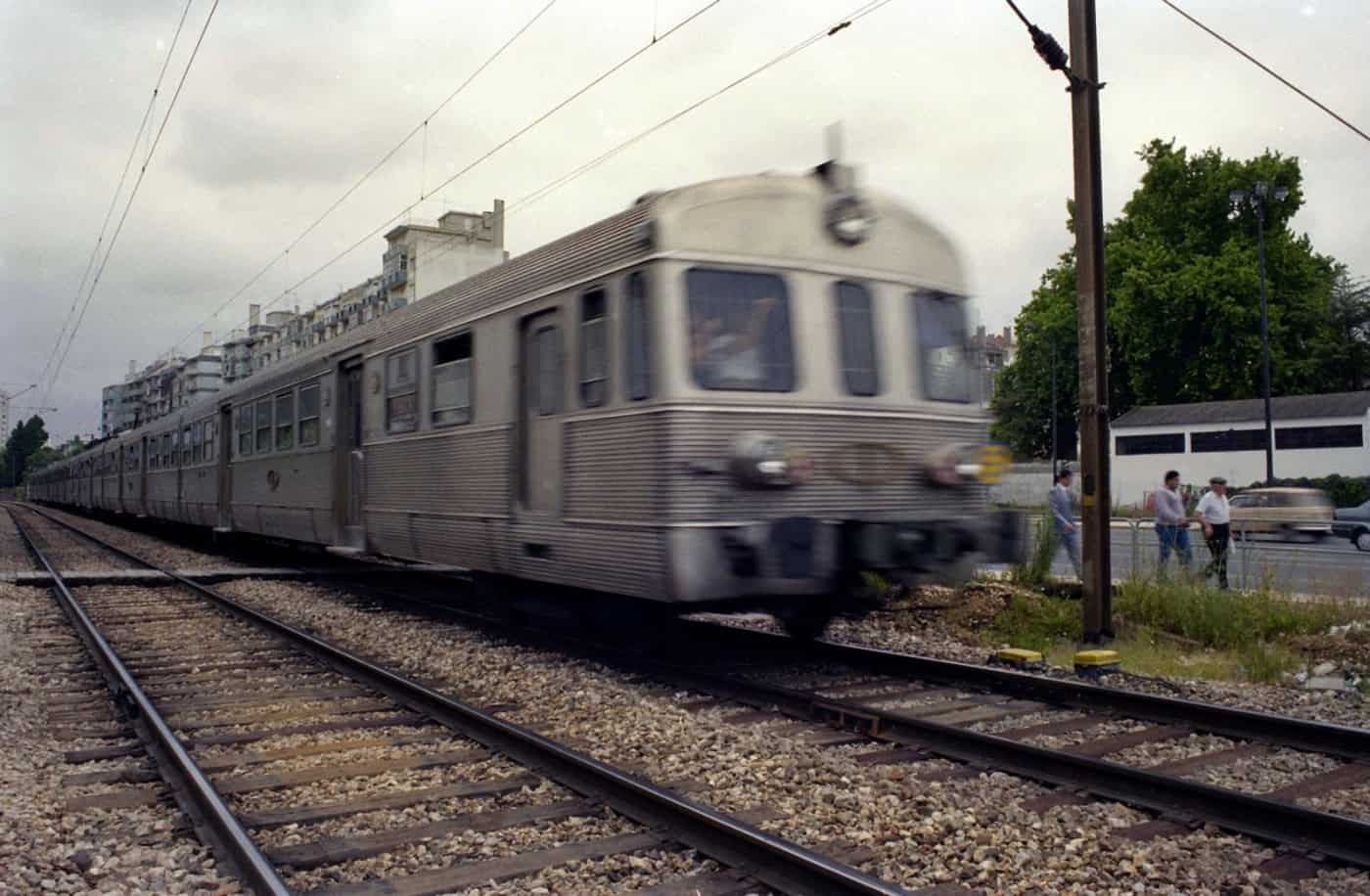 Incidente com comboio na linha de Sintra resultou de "conjugação de vários fatores" - Governo