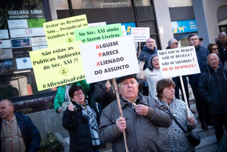 Protestos em frente à CCDR-N contra mau cheiro do aterro de Barcelos&nbsp;