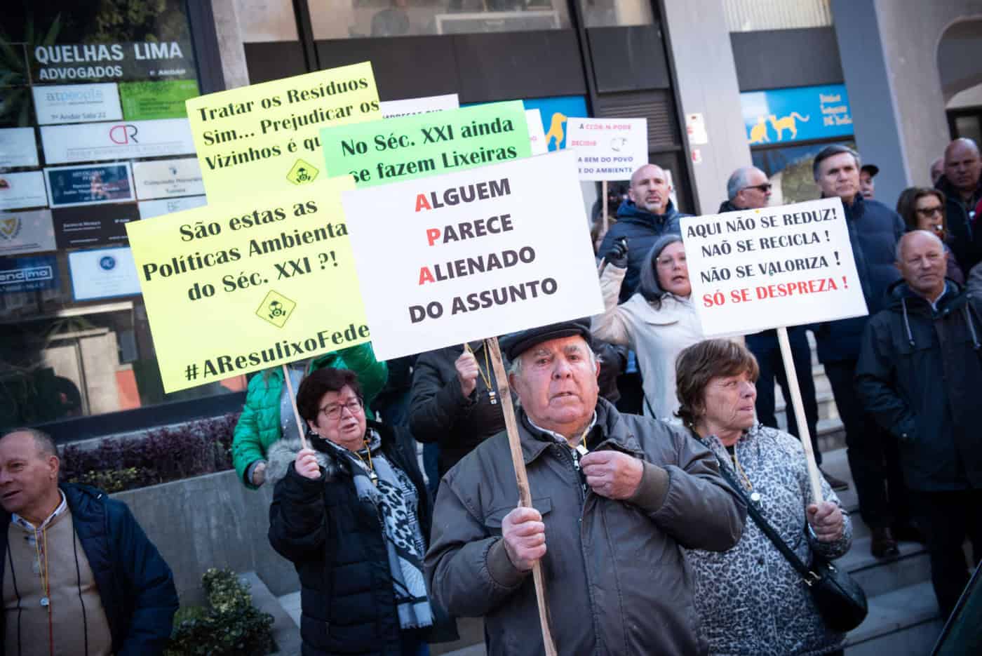 Protestos em frente à CCDR-N contra mau cheiro do aterro de Barcelos&nbsp;