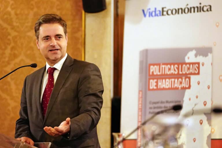 Mais de cem pessoas identificadas a viver ilegalmente em garagens e lojas