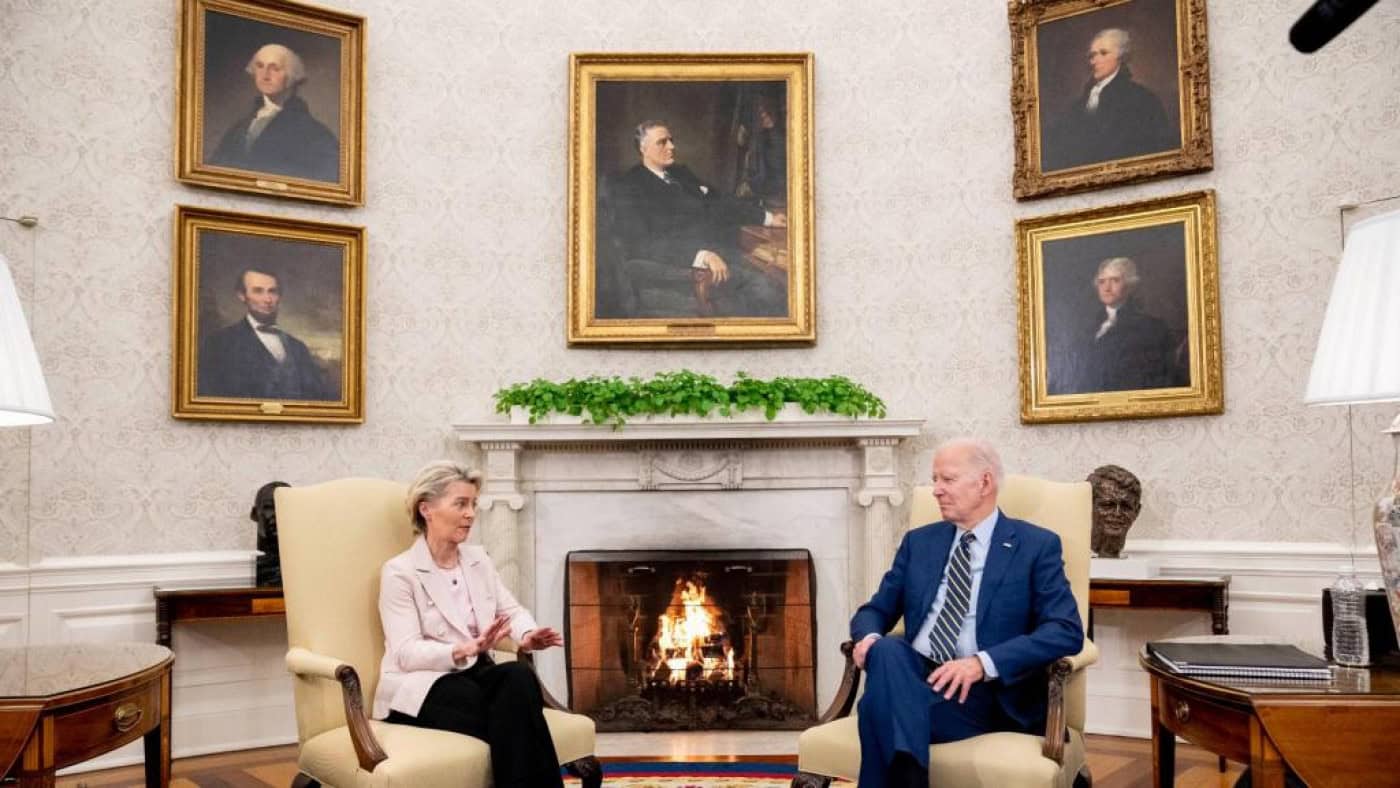 EUA e a UE concordam em negociar pacto comercial para veículos elétricos