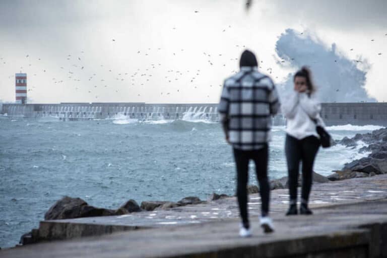 Sete distritos sob aviso amarelo hoje e terça-feira devido a agitação marítima&nbsp;