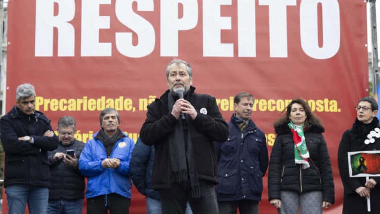 Professores iniciam dia 27 greve às avaliações finais e ao serviço extraordinário&nbsp;