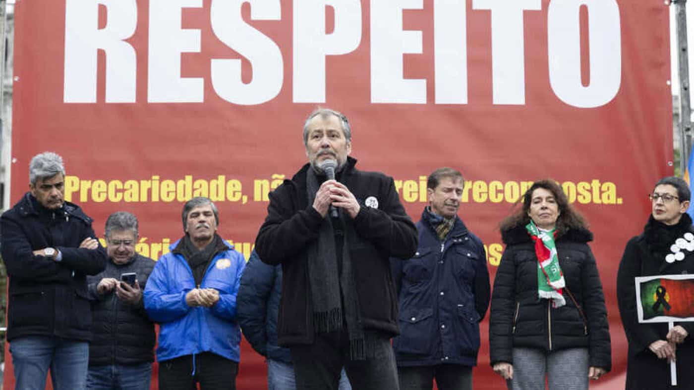 Professores iniciam dia 27 greve às avaliações finais e ao serviço extraordinário