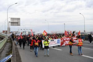 Manifestantes bloqueiam ruas em Paris contra reforma de pensões&nbsp;