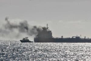 Navio com combustível em chamas na zona da Foz do Douro, no Porto