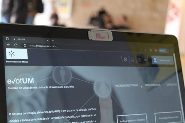 Conselho Geral. Lista A elege três representantes dos estudantes e lista B elege um