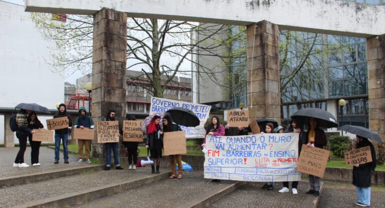 Estudantes reclamam mais bolsas, residências, cantinas e o fim da propina