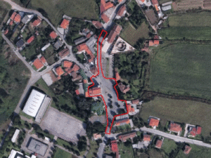 Arranjo urbanístico no adro da capela condiciona trânsito em Cabreiros