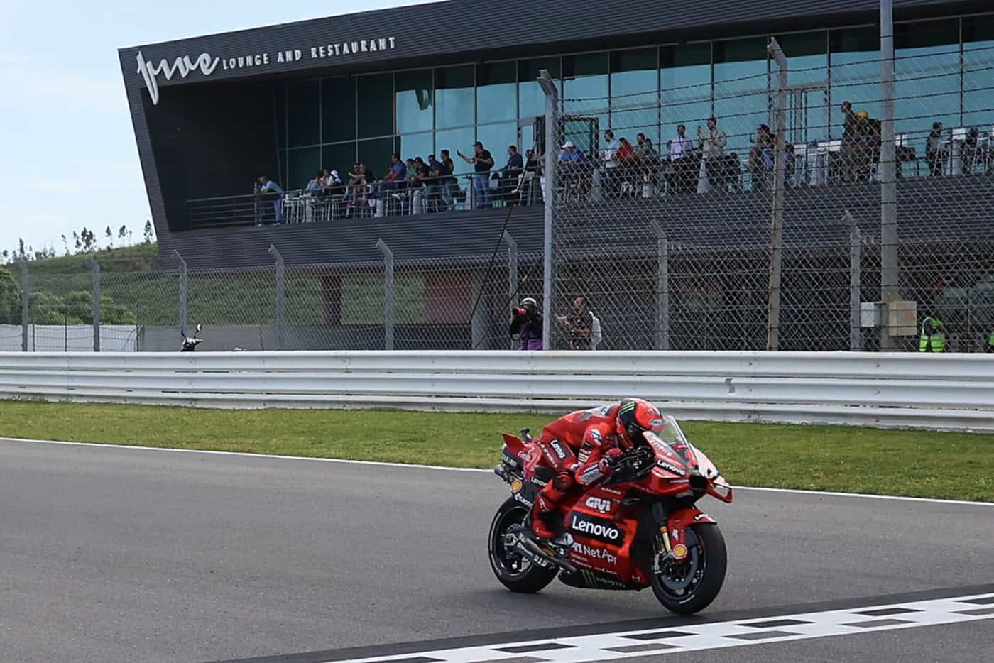 Francesco Bagnaia vence em Portimão e lidera Mundial de MotoGP