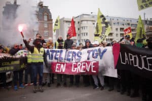 Manifestantes bloqueiam estação de comboios em Paris, protestos espalham-se&nbsp;