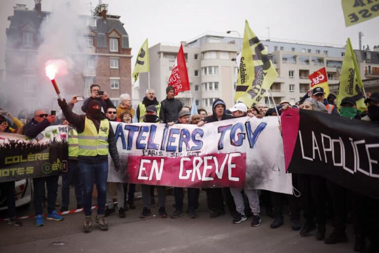 Manifestantes bloqueiam estação de comboios em Paris, protestos espalham-se&nbsp;