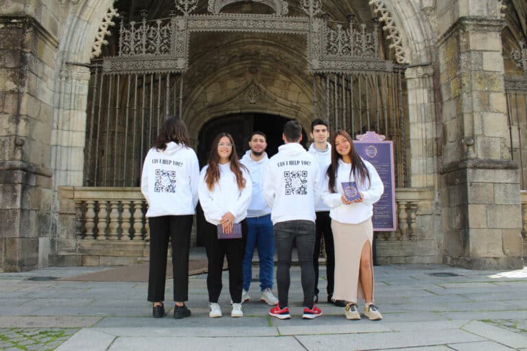 Alunos de turismo acompanham visitantes na Semana Santa de Braga