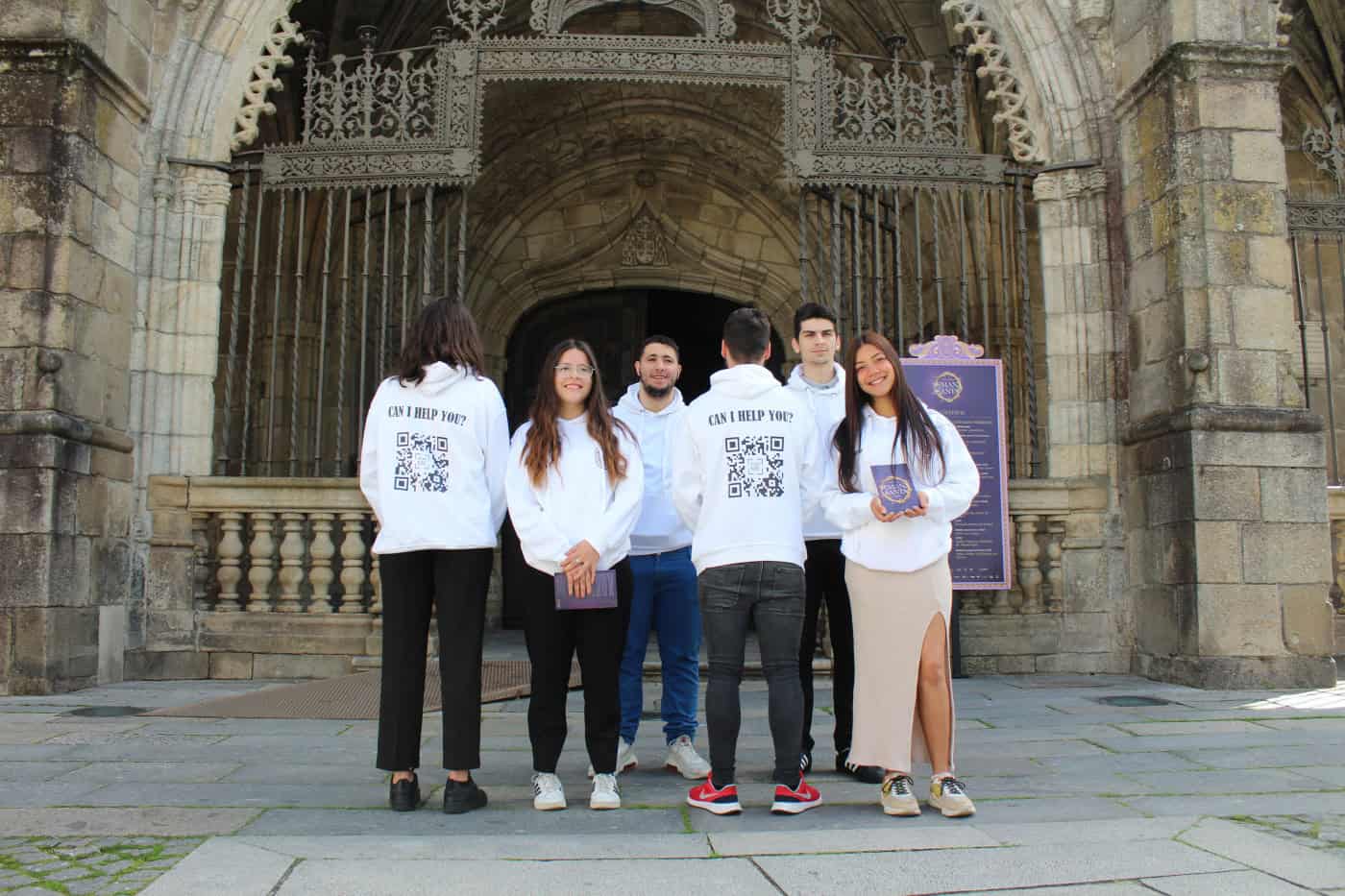 Alunos de turismo acompanham visitantes na Semana Santa de Braga