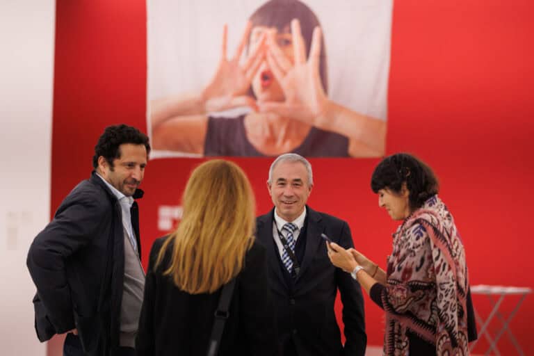 Exposição 'Tu&Eu' provoca reflexão sobre intimidade e identidade de género