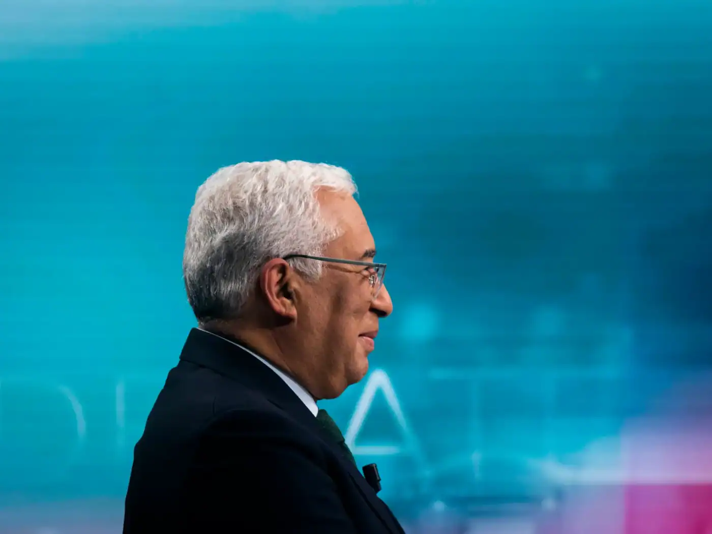 Sindicato e Governo retomam negociação dos salários de funcionários no estrangeiro