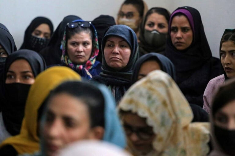 Clérigos afegãos criticam proibição de mulheres estudarem e recebem aviso dos talibã&nbsp;