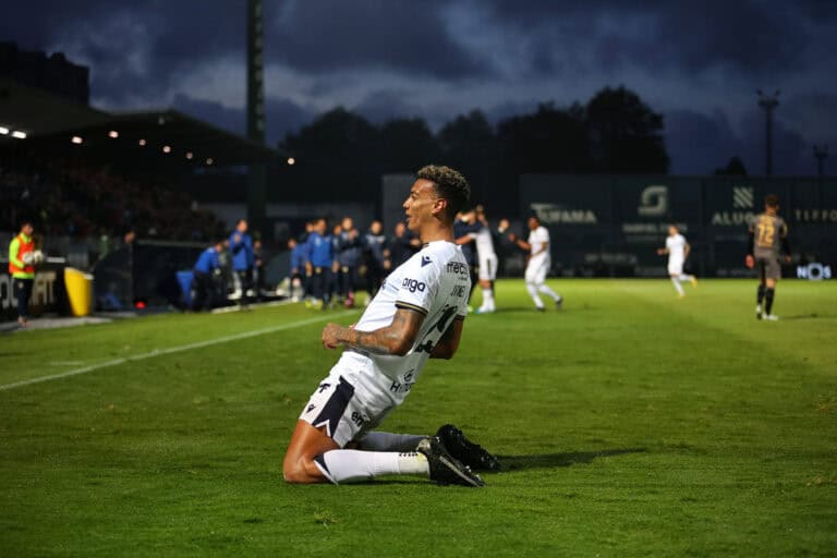 Famalicão impõe derrota ao Vitória SC e já só está a dois pontos da equipa de Moreno