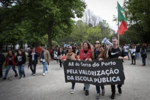 Milhares de pessoas gritam "demissão" no Porto ao som de apitos e com cravos vermelhos