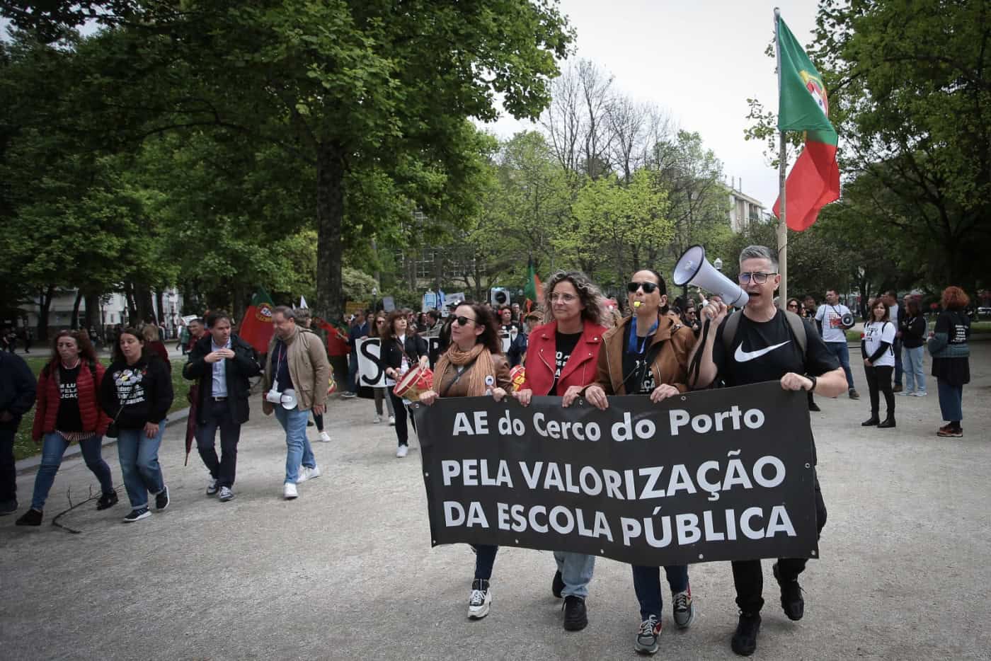 Milhares de pessoas gritam "demissão" no Porto ao som de apitos e com cravos vermelhos