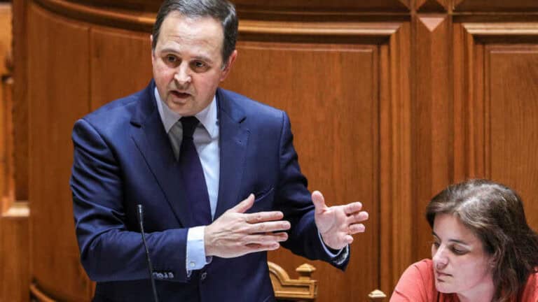 Medina diz que Governo irá baixar impostos quando tiver segurança para o fazer&nbsp;